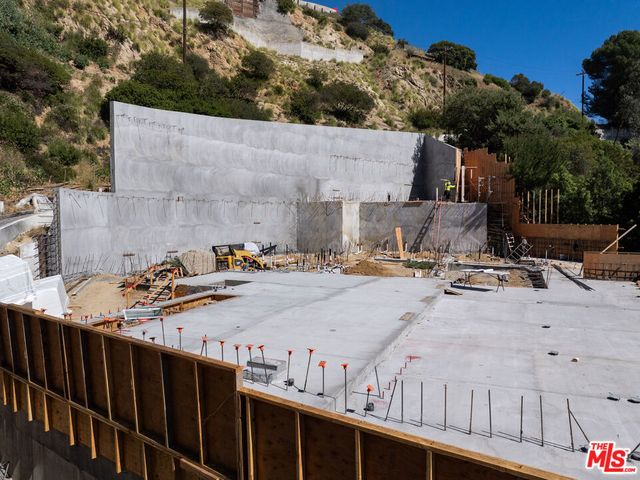 1868 N Doheny Drive, Los Angeles, CA 90069