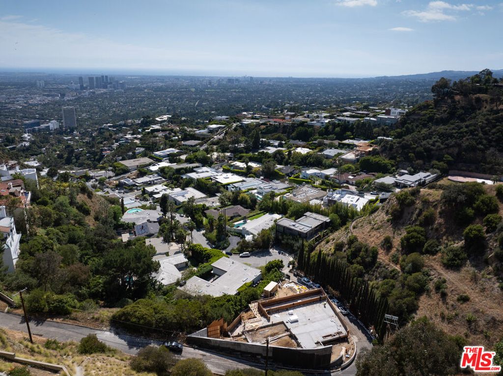 Image 15 of property listing at 1868 N Doheny Drive, Los Angeles, CA 90069