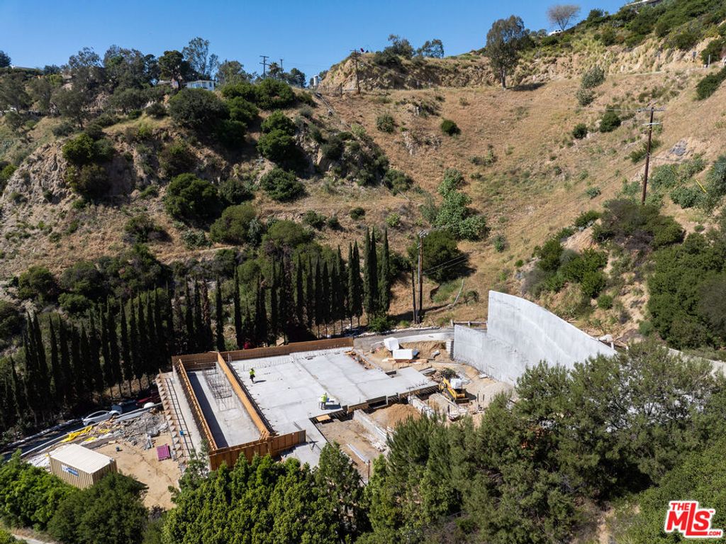 Image 4 of property listing at 1868 N Doheny Drive, Los Angeles, CA 90069