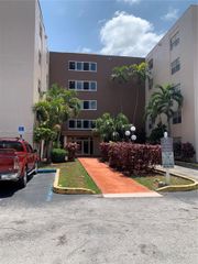 6950 Miami Gardens Dr 2-211, Hialeah, FL 33015