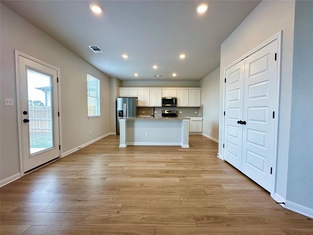 149 Gullivers DR, Elgin, TX 78621