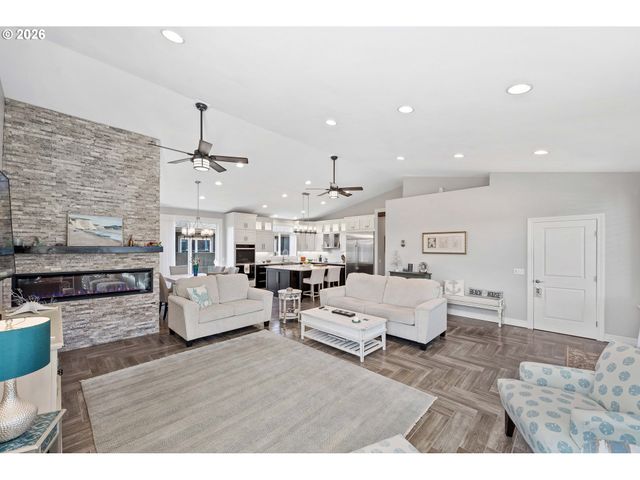 3220 Natalie Way, Bandon, OR 97411