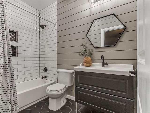 18528 Haslemere Lane, Edmond, OK 73012