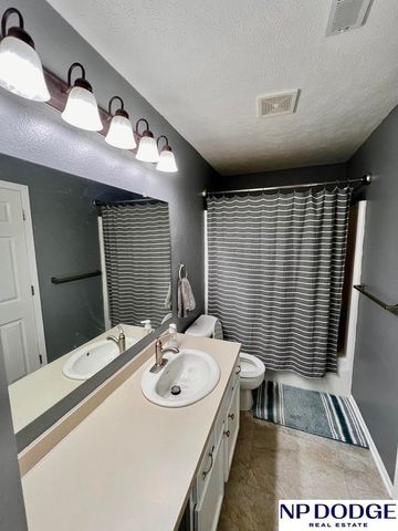 7642 Glynoaks Drive, Lincoln, NE 68516