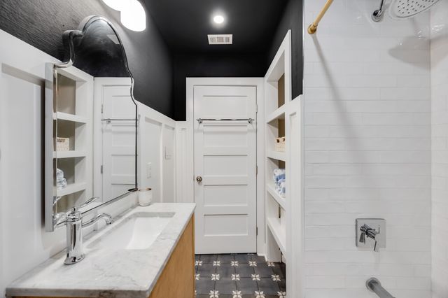 5029 Locke Avenue, Fort Worth, TX 76107