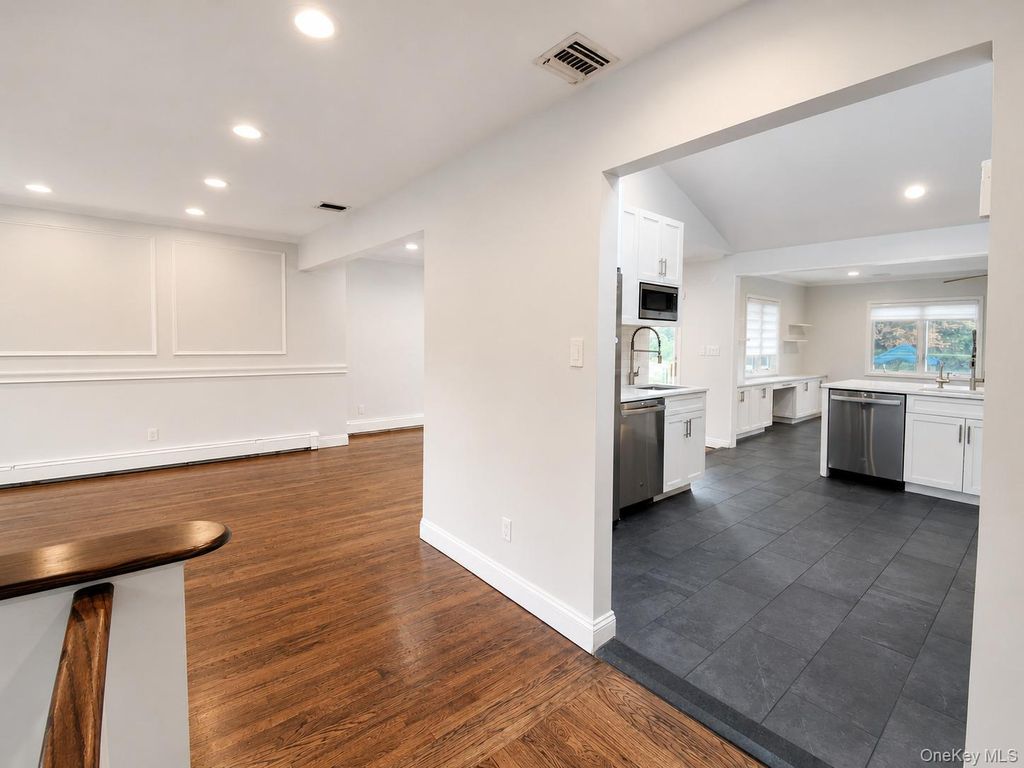 586 Harless Place, West Hempstead, NY 11552 — photo 4