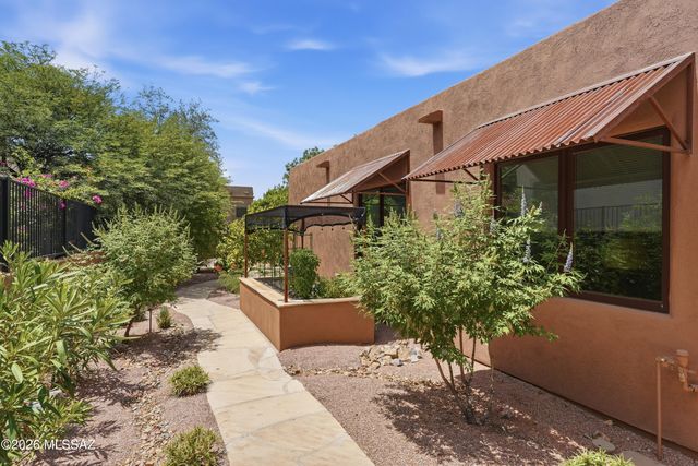 929 N Leutea Drive, Tucson, AZ 85745