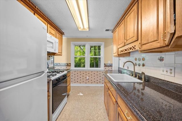 27 Nadine Rd, Brockton, MA 02302
