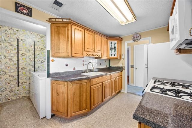 27 Nadine Rd, Brockton, MA 02302