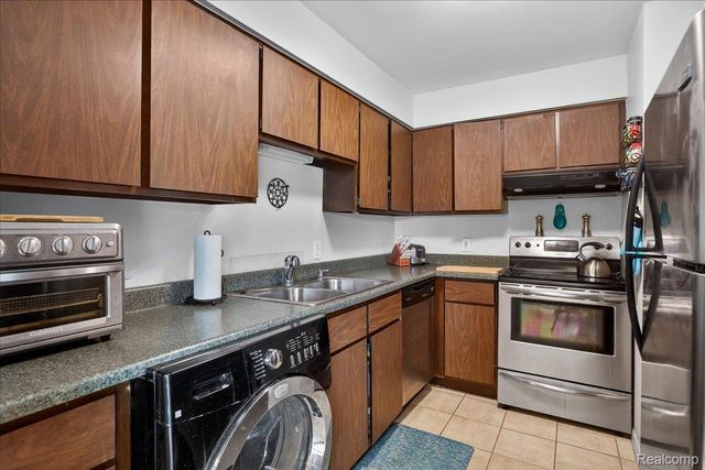 1878 Colonial Village Way 4, Waterford Charter Township, MI 48328