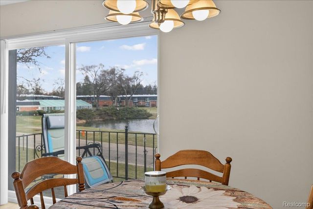 1878 Colonial Village Way 4, Waterford Charter Township, MI 48328