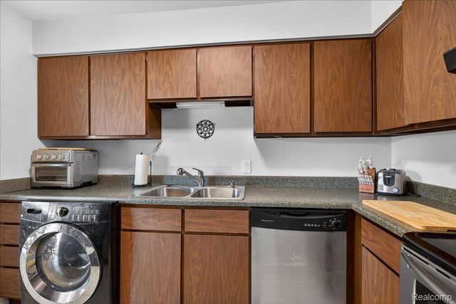 1878 Colonial Village Way 4, Waterford Charter Township, MI 48328