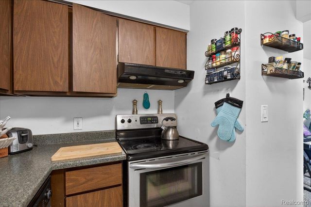 1878 Colonial Village Way 4, Waterford Charter Township, MI 48328