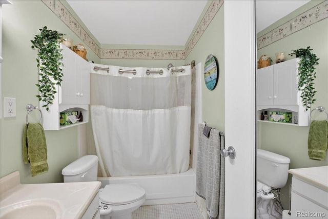 1878 Colonial Village Way 4, Waterford Charter Township, MI 48328