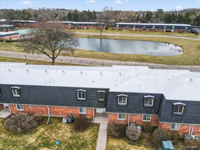 1878 Colonial Village Way 4, Waterford Charter Township, MI 48328