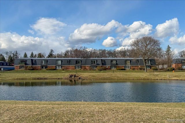 1878 Colonial Village Way 4, Waterford Charter Township, MI 48328