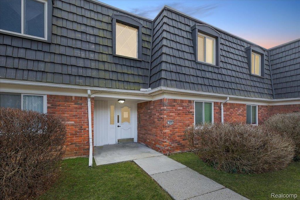 1878 Colonial Village Way 4, Waterford Charter Township, MI 48328