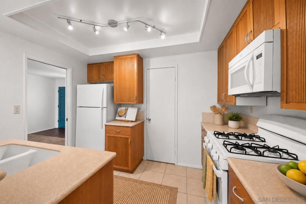 Image 7 of property listing at 6972 Camino Amero, San Diego, CA 92111