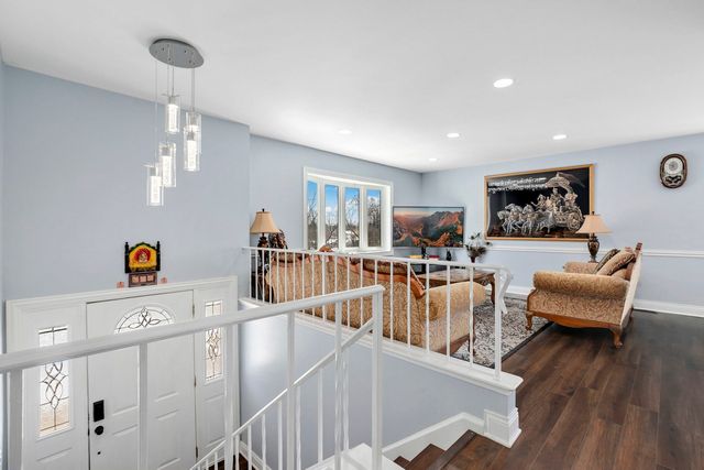 2004 E Parkview Circle, Hoffman Estates, IL 60169