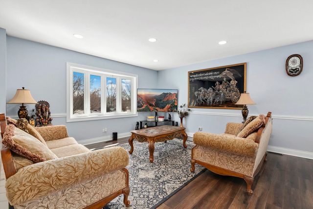 2004 E Parkview Circle, Hoffman Estates, IL 60169