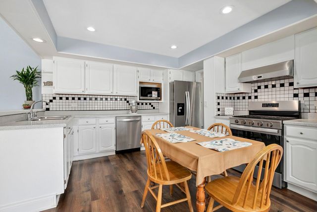 2004 E Parkview Circle, Hoffman Estates, IL 60169