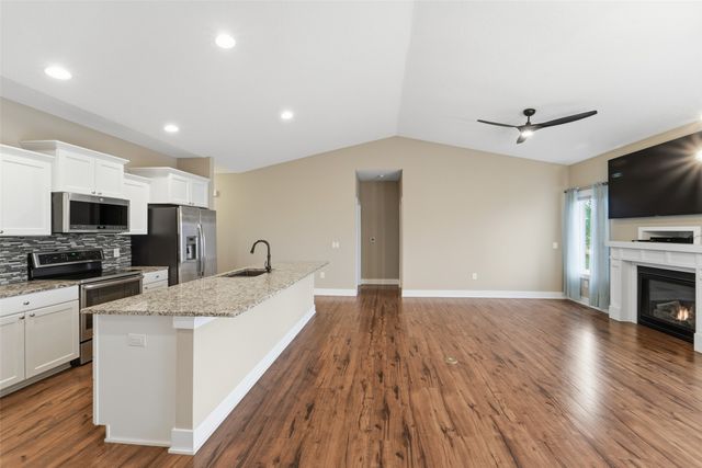 5660 Prairie Grass Drive, Johnston, IA 50131