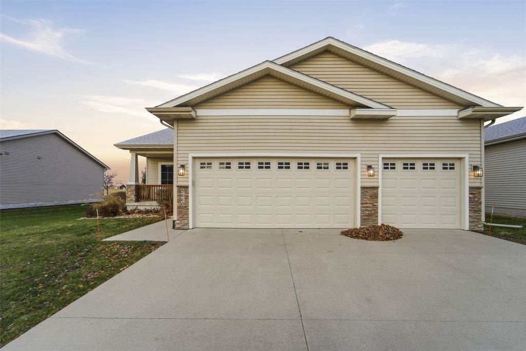 5660 Prairie Grass Drive, Johnston, IA 50131