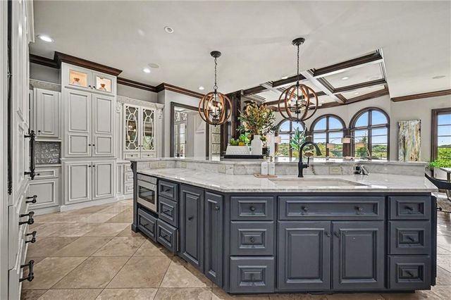6924 Watson's Country Lane, Parkville, MO 64152