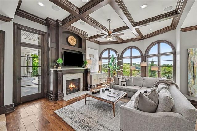 6924 Watson's Country Lane, Parkville, MO 64152