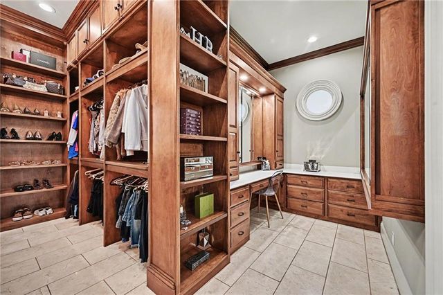 6924 Watson's Country Lane, Parkville, MO 64152