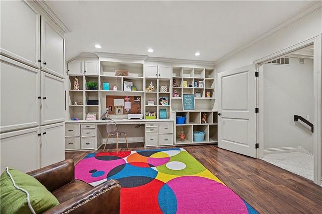 6924 Watson's Country Lane, Parkville, MO 64152
