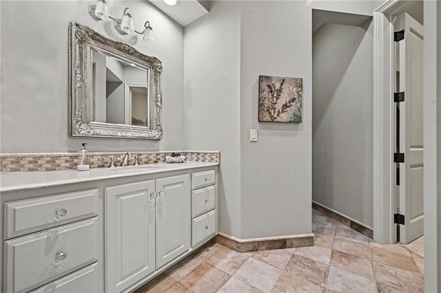 6924 Watson's Country Lane, Parkville, MO 64152