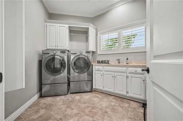 6924 Watson's Country Lane, Parkville, MO 64152
