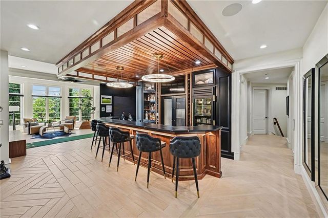 6924 Watson's Country Lane, Parkville, MO 64152