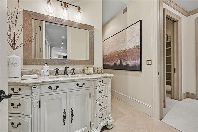 6924 Watson's Country Lane, Parkville, MO 64152