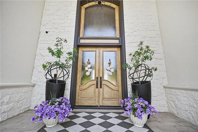 6924 Watson's Country Lane, Parkville, MO 64152