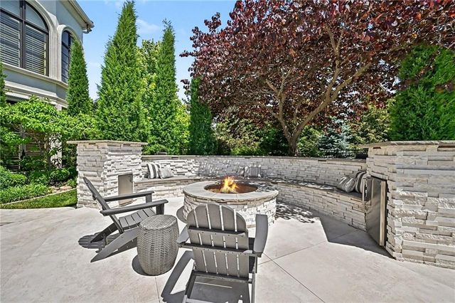 6924 Watson's Country Lane, Parkville, MO 64152