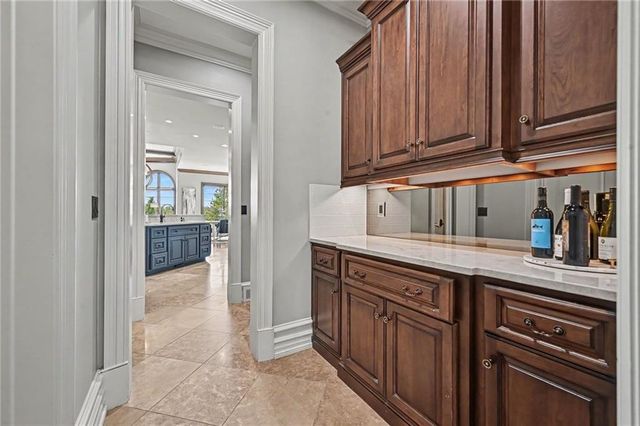 6924 Watson's Country Lane, Parkville, MO 64152