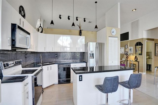 11585 N Quayside Dr, Cooper City, FL 33026