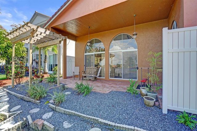 11585 N Quayside Dr, Cooper City, FL 33026