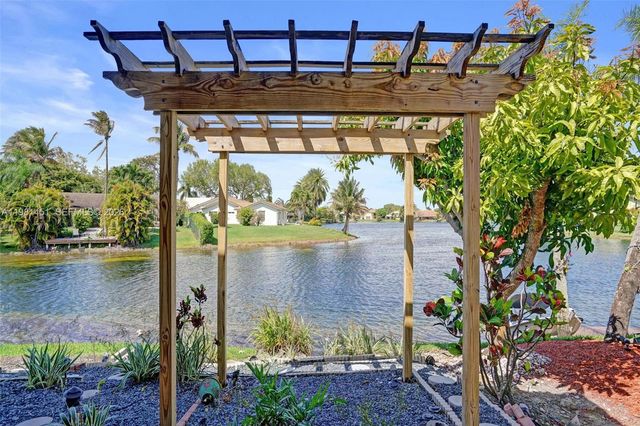 11585 N Quayside Dr, Cooper City, FL 33026