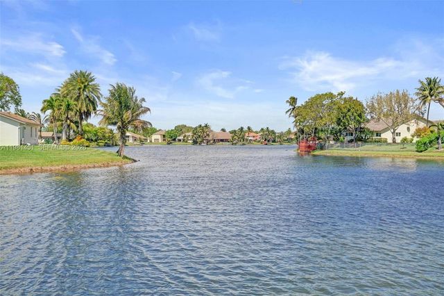 11585 N Quayside Dr, Cooper City, FL 33026