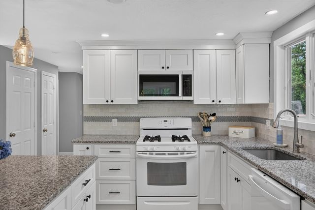 25 Marthas Ln, Harwich, MA 02645