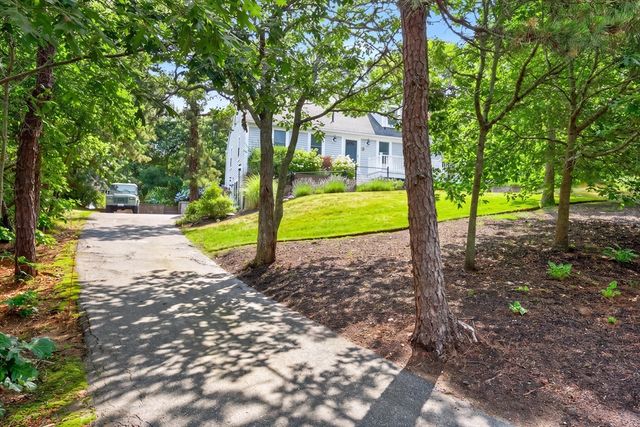 25 Marthas Ln, Harwich, MA 02645