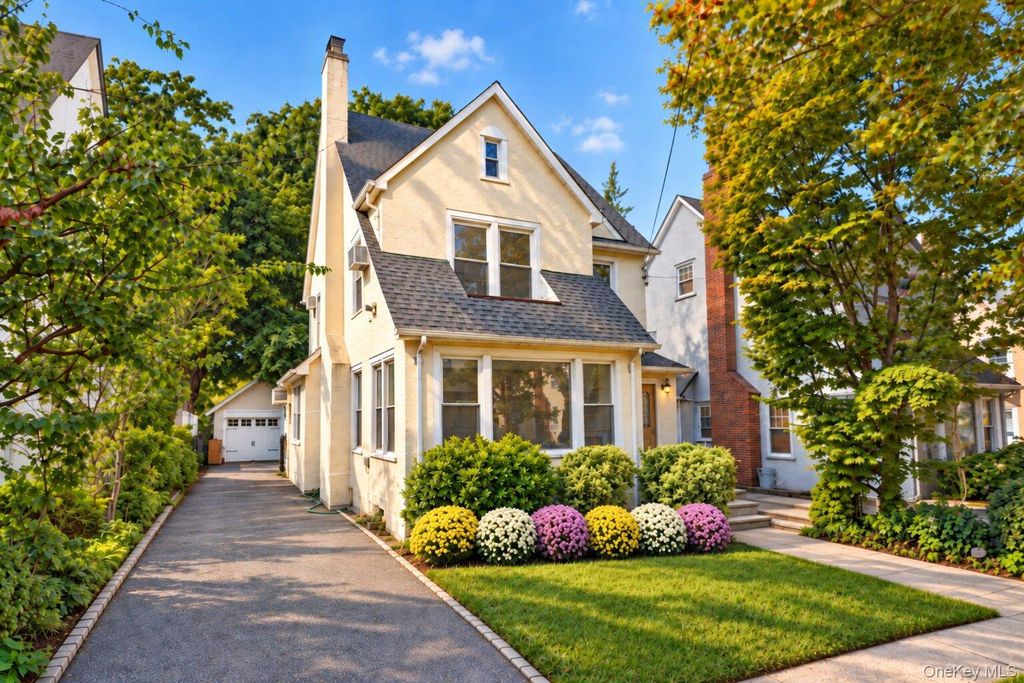 37 Jayson Avenue, Great Neck, NY 11021 — photo 2