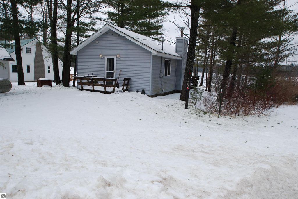 Image 1 of property listing at 2745 Horseshoe Lake Road, West Branch, MI 48661