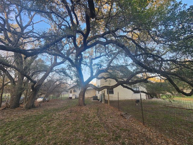 200 Little Barton DR, Dripping Springs, TX 78620