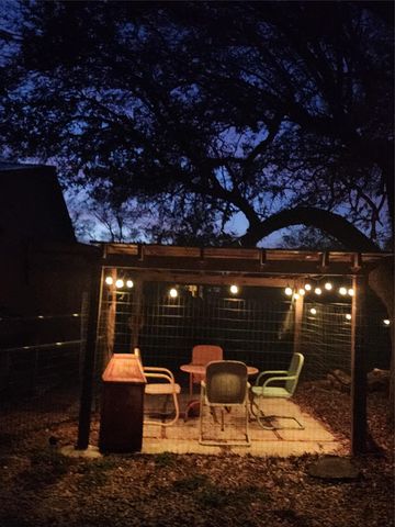 200 Little Barton DR, Dripping Springs, TX 78620