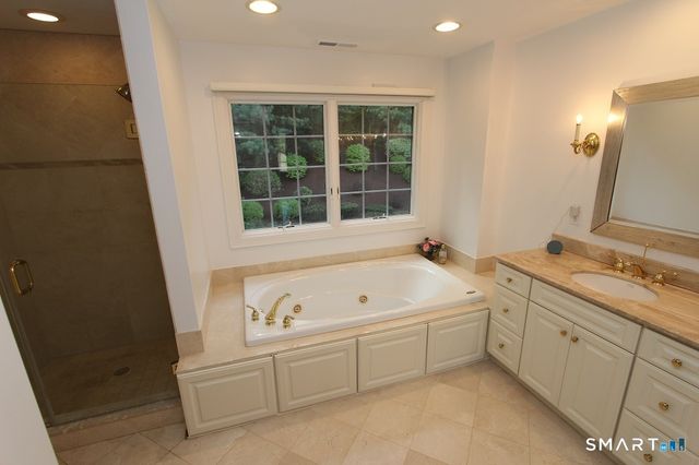 19 Devonshire Court, Avon, CT 06001