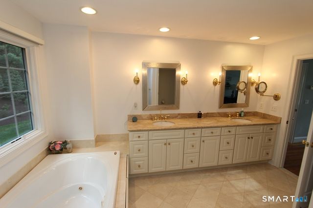 19 Devonshire Court, Avon, CT 06001